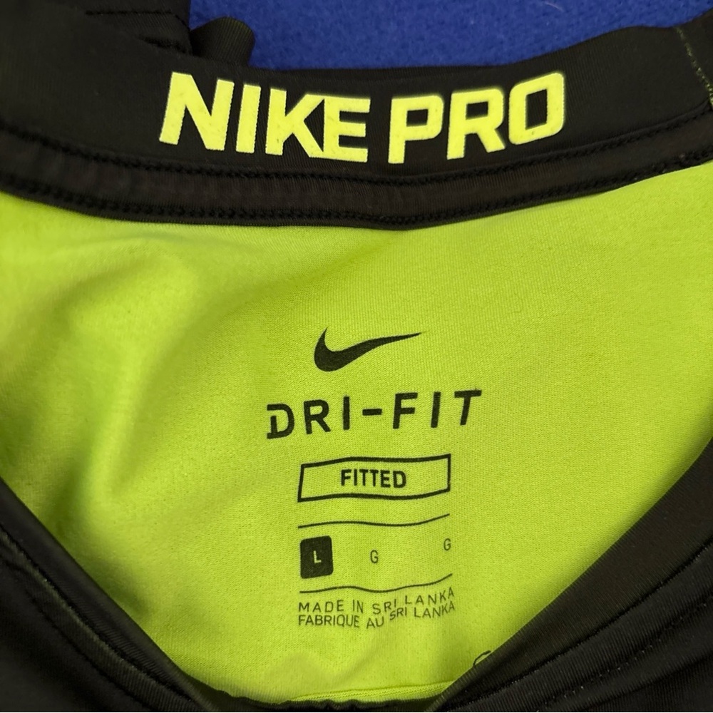 2 men’s Nike Dri Fit shirts - Picture 2 of 4